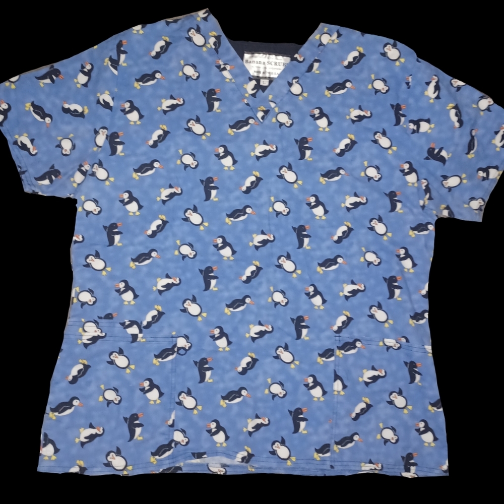 💥ON HOLD!ON HOLD!💥 Penguin Print Scrub top by Banana Scrubs